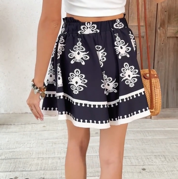 Dresses & Skirts - Elegant Black and White Women's Skort